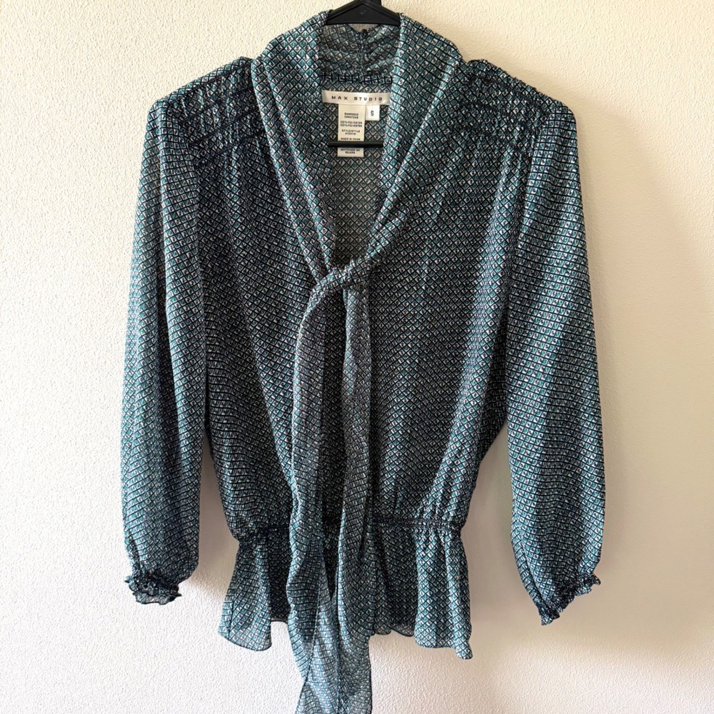 Geo print Max Studio tie neck blouse with peplum hem size S